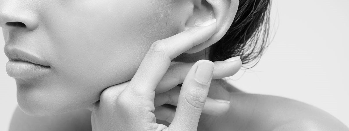 AMPERNA Woman hand next to face