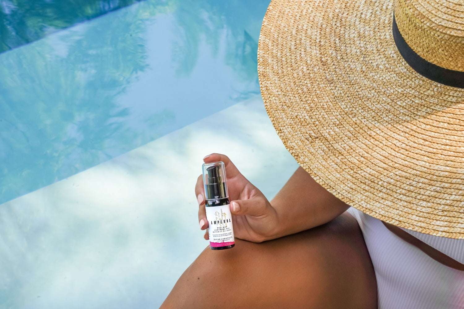 AMPERNA Woman with hat holding SPF